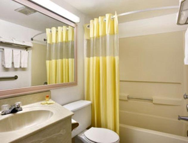 Rodeway Inn Leesburg Chain Of Lakes Room photo